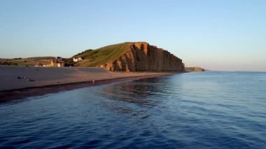 Dorset kırsalında Batı Körfezi'beach uçak parçaları yana doğru. Günbatımı ile ünlü kayalıklarla sırasında vurdu 