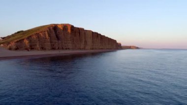 Kayalıklarla ve beach West Bay Dorset'deki / daki dron izler. Altın saat sırasında vurdu. 
