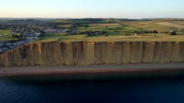 Dron kayalıklarla ve plaj West town Bay Dorset'deki / daki izler. Altın saat sırasında vurdu. 