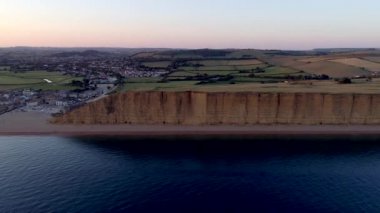 Dron kayalıklarla ve plaj West town Bay Dorset'deki / daki izler. Altın saat sırasında vurdu. 