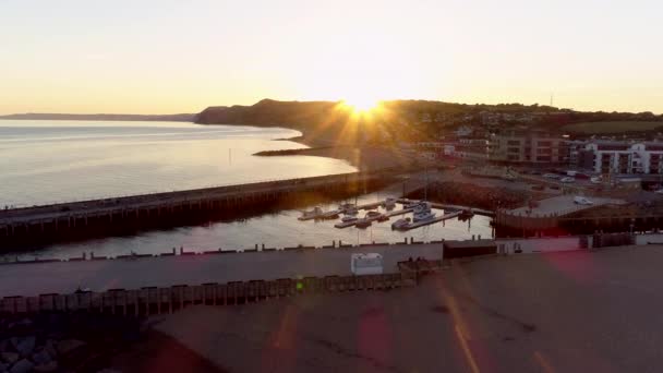 Drony Rezignuje Přístav Město West Bay Dorsetu Jak Slunce Zapadá — Stock video