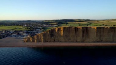 Cliff ve beach West Bay Dorset kırsal boyunca dron parça yanlara. Günbatımı sırasında vurdu
