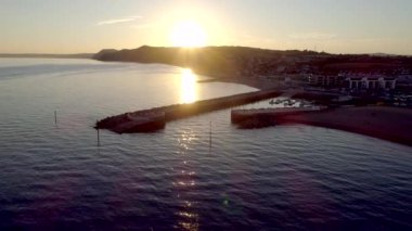 Güneş batmadan olarak liman ve şehir Batı Körfezi Dorset önünde denize Uçak iner. 