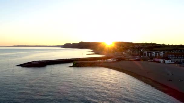 Drone Vole Lentement Vers Coucher Soleil Sur Ville Port West — Video