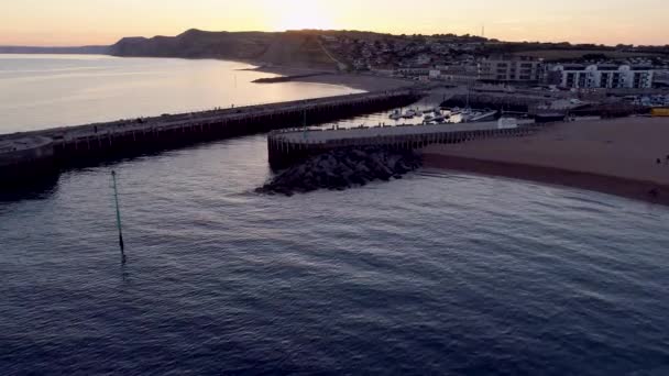 Drone Vuela Lentamente Hacia Atardecer Sobre Ciudad Puerto West Bay — Vídeo de stock
