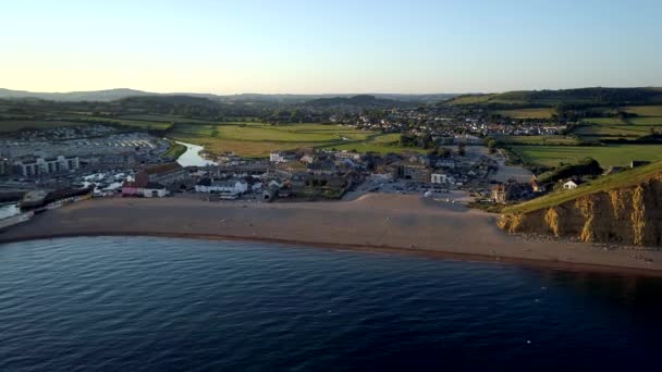 Drone Flyger Sakta Mot Stranden West Bay Dorset Solnedgången Bridport — Stockvideo