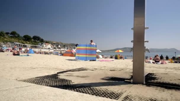 Snímek Sprchu Turisty Sandy Beach Lyme Regis Horkém Létě Roku — Stock video