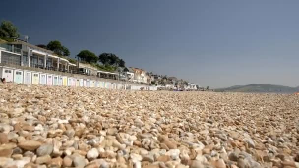 Jib Stil Stiga Från Småsten Sandy Beach Lyme Regis Med — Stockvideo