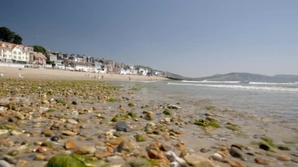 Låg Nivå Bild Över Sandy Beach Lyme Regis Som Små — Stockvideo