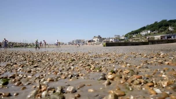 Slide Baixo Nível Sobre Sandy Beach Lyme Regis Com Crianças — Vídeo de Stock