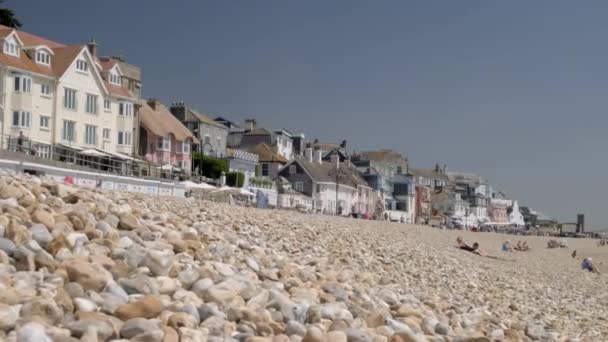 Låg Nivå Bild Skott Över Stenar Sandy Beach Lyme Regis — Stockvideo