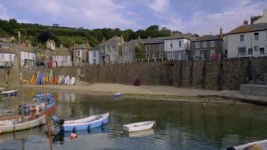 Mousehole Cornwall güzel liman boyunca demirlemiş renkli balıkçı tekneleri ile pan