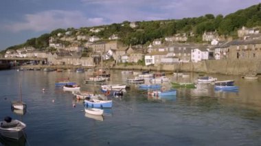 Mousehole Cornwall güzel liman renkli balıkçı tekneleri ile arasında yavaş yükseltilmiş pan demirleyen
