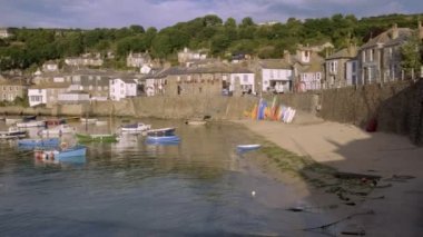 Mousehole Cornwall güzel liman renkli balıkçı tekneleri ile arasında yavaş yükseltilmiş pan demirleyen