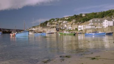 Mousehole Cornwall limana demirleyen renkli balıkçı tekneleri ile statik düşük geniş açı klip