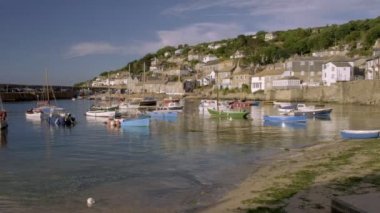 Mousehole Cornwall limana demirleyen renkli balıkçı tekneleri ile statik düşük açılı klip