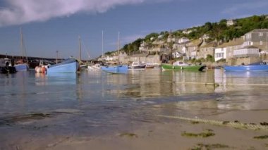 Dalgalar Mousehole Limanı Cornwall'da kırma üzerinden kamera yükselir