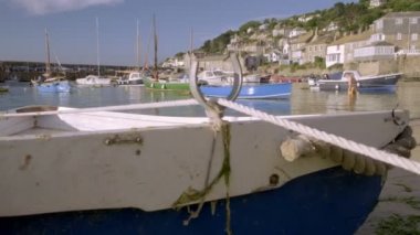 Mousehole Cornwall liman renkli balıkçı tekneleri ile ortaya çıkarmak için küçük tekne geçmiş kamera slaytlar 