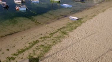 Mousehole Cornwall ortaya liman renkli balıkçı tekneleri ile kadar küçük eğimli 