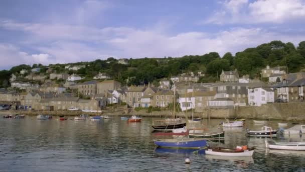 Pan Mooie Haven Van Mousehole Cornwall Met Kleurrijke Vissersboten Afgemeerd — Stockvideo