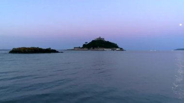 Uçak uçar düşük sonra St Michaels Mount Cornwall tırmanıyor. Sabah alacakaranlıkta dolunay sırasında vurdu