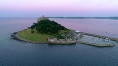 Dron St Michaels Mount Cornwall yavaş yavaş sırasında sabah twilight ile dolunay izler