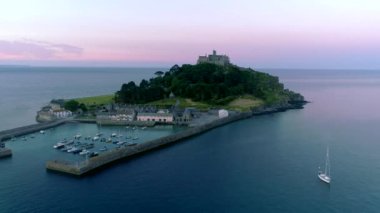 Kamera liman St Michaels Mount Cornwall çevresinde izler ve yatlar geçer gibi sabah twilight orta düzey görüntüleri robot. 
