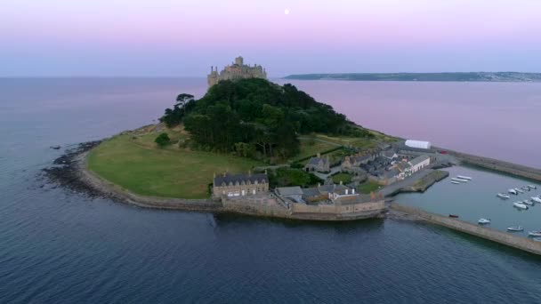 Drone Daalt Langzaam Voor Michaels Mount Cornwall Tijdens Ochtend Schemering — Stockvideo