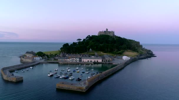 Mitten Nivå Drone Tagningar Michaels Mount Cornwall Med Fullmånen Bakom — Stockvideo