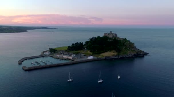 Drone Ile Güneşin Arka Planda Michaels Mount Cornwall Uzak Uçar — Stok video