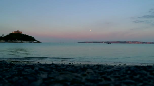 Baixo Ângulo Clipe Crepúsculo Manhã Michaels Monte Cornwall Com Lua — Vídeo de Stock