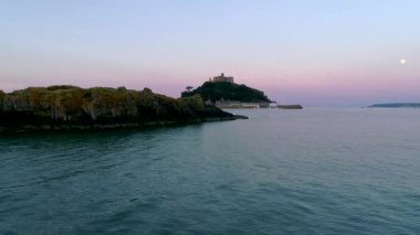 St Michaels Mount Cornwall bir taşla sabah twilight sırasında arkasından dron slaytlar. 
