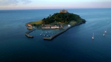 Drone parça yan tarafından St Michaels Mount Cornwall Yatlar ön planda ortaya güzel altın saat sırasında