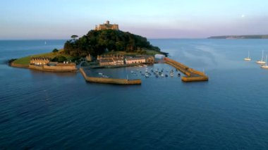 Dolunay ortaya güzel altın saat sırasında St Michaels Mount Cornwall etrafında uçak uçar