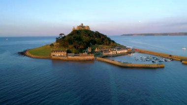 St Michaels Mount Cornwall etrafında güzel altın saat sırasında uçak uçar