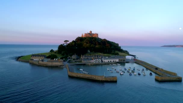 Κηφήνας Ανατέλλει Πάνω Από Michaels Mount Κορνουάλη Πίσω Κατά Την — Αρχείο Βίντεο