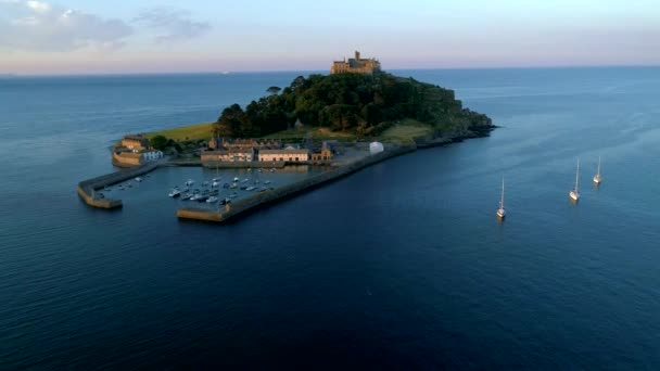 Drone Sänker Sig Långsamt Genom Michaels Mount Cornwall Bakom Vackra — Stockvideo