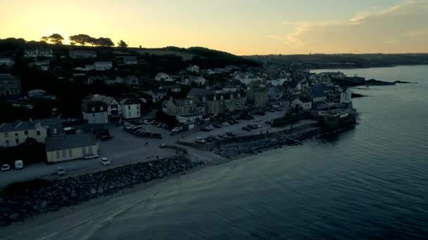 Drone Sobe Lentamente Pela Cidade Cornish Marazion Para Revelar Nascer — Vídeo de Stock