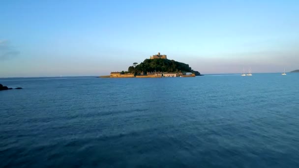 Drone Flyger Från Låg Nivå Klättrar Mot Michaels Mount Cornwall — Stockvideo