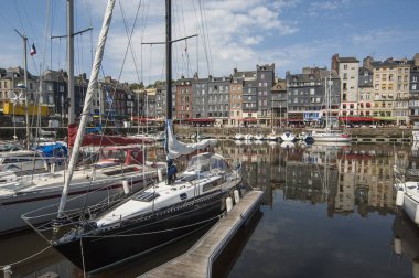 Honfleur/Fransa 4 Mayıs 2006 teknelerle Vieux Bassin