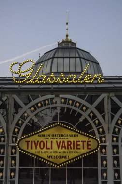 Kopenhag/Danimarka 7 Mayıs 2006 Tivoli Bahçeleri bir yaz akşamı.