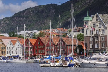 BERGEN / NORWay 10 HAZİRAN 2006 Yatlar limanda ve Bryggen arka planda