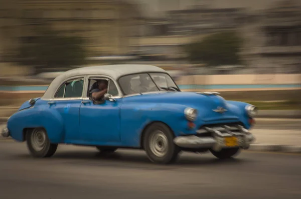 ハバナ キューバ マレコンに沿って 2006 車の速度 — ストック写真