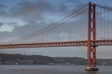 LISBON / PORTUGAL 4 ARALIK 2006 Şafakta Tagus Nehri Köprüsü