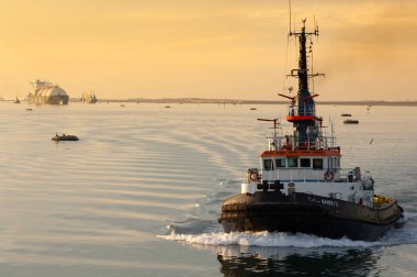 Süveyş Kanalı/Mısır - 3 Ocak 2007 - arka planda büyük bir Lpg gemi ile büyük acı Gölü üzerinden römorkör tekne Baher 2 kafaları Güney