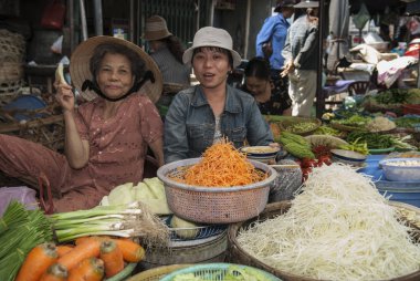 Da Nang/Vietnam - 15 Mart 2007 - kadınlar Da Nang şehir merkezinde bir pazarda sebze satmak.