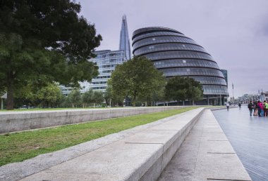 Londra'da Thames Nehri'nin güney yakasında belediye binasının dramatik bir geniş görüş