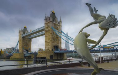 Tower Bridge, gündüz bir görünümü ile yunus, kızla David Wynnes'ın heykeli ön planda