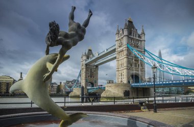 Tower Bridge, gündüz bir görünümü ile yunus, kızla David Wynnes'ın heykeli ön planda