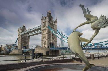 Tower Bridge, gündüz bir görünümü ile yunus, kızla David Wynnes'ın heykeli ön planda